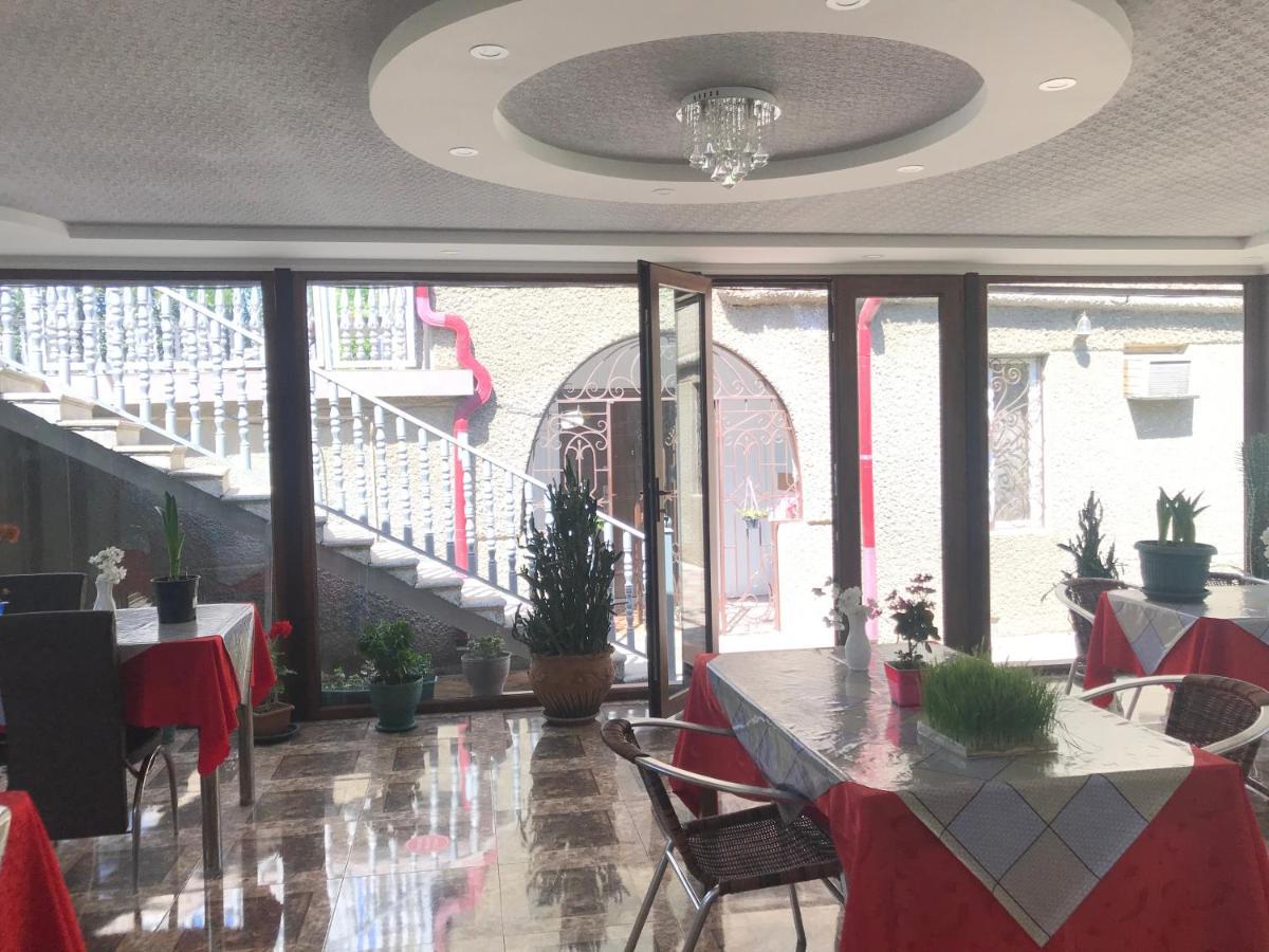 Hotel Oniks Koetaisi Buitenkant foto