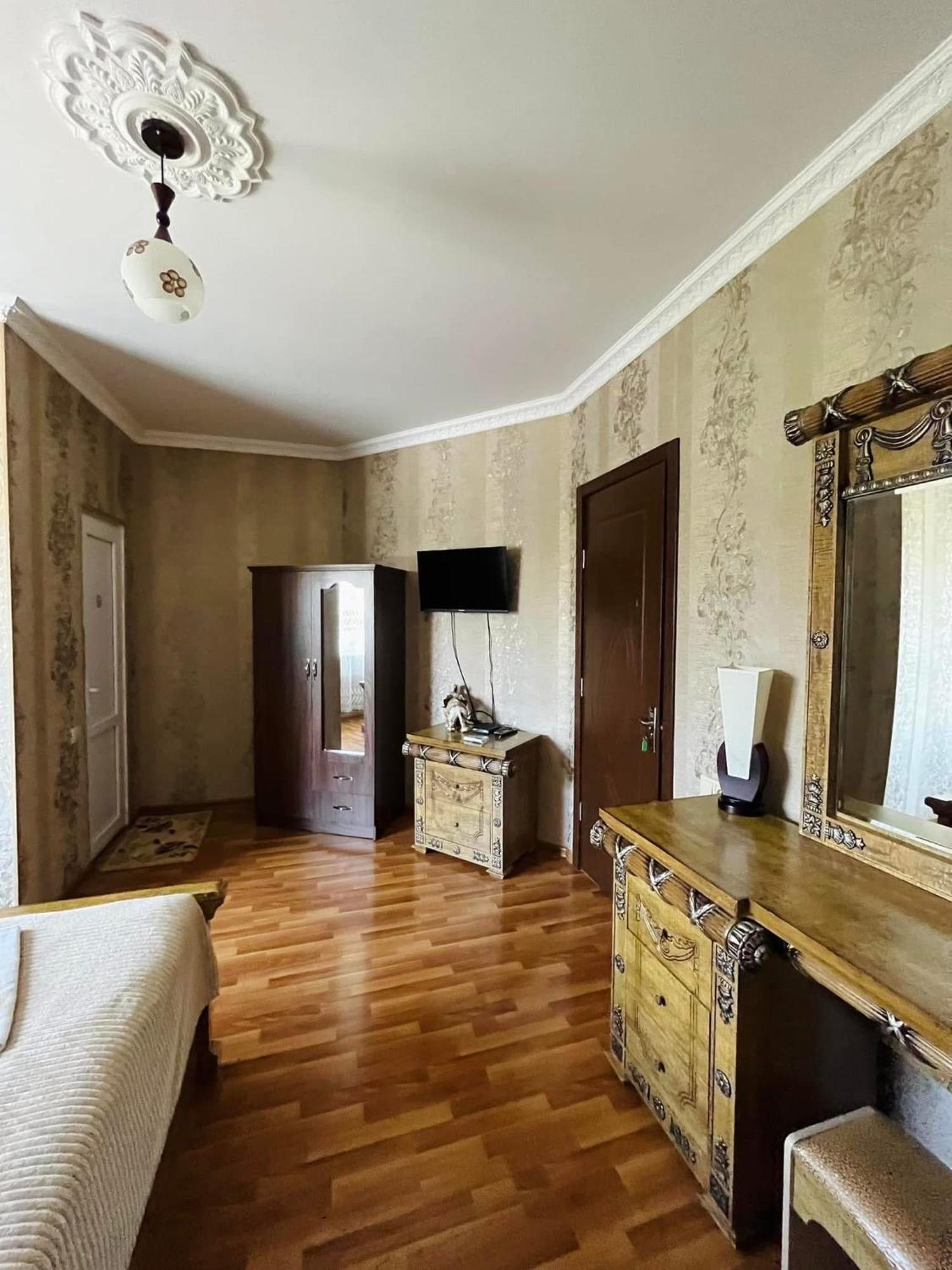 Hotel Oniks Koetaisi Buitenkant foto
